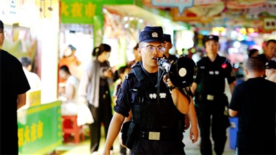近期，鹽池縣公安局各派出所大力開(kāi)展“見(jiàn)警察、見(jiàn)警燈、見(jiàn)警車”夏季治安隱患集中清查整治行動(dòng)。
    本報(bào)通訊員 劉華 攝