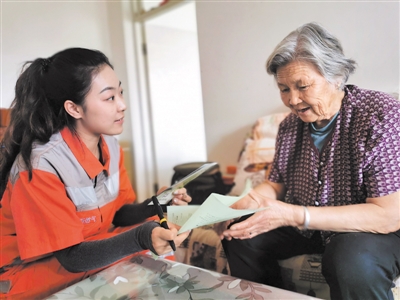 <p>　　工作人員給居民辦理開通天然氣手續(xù)?！　?lt;/p>