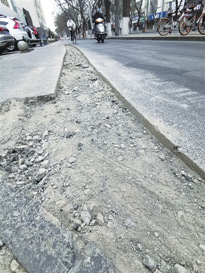 被挖開的路面。