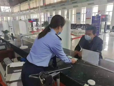 市民在銀川市機(jī)動(dòng)車輛管理所辦理業(yè)務(wù)。交警供圖