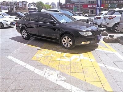 <p>　　銀川溫州商城門口停車場(chǎng)殘疾人專用泊位被占用。</p>