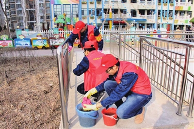 3月4日，國網(wǎng)寧夏電力有限公司經(jīng)濟(jì)技術(shù)研究院開展以“樹新風(fēng)做時(shí)代新人追夢(mèng)想展青春風(fēng)采”為主題的學(xué)雷鋒紀(jì)念日活動(dòng)，組織青年志愿者走進(jìn)銀川市寶湖路的樂活團(tuán)結(jié)廣場(chǎng)和附近社區(qū)，清洗打掃公共設(shè)施，踐行“人民電業(yè)為人民”的服務(wù)理念。周麗芳  韓源媛  攝影報(bào)道