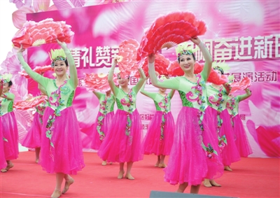 3月7日，銀川市興慶區(qū)舉行紀(jì)念三八婦女節(jié)表彰先進(jìn)暨文藝展演活動，向三八紅旗手、優(yōu)秀婦女組織、巾幗文明崗等先進(jìn)個人和集體頒獎。興慶區(qū)文化旅游體育廣電局組織文藝團(tuán)體獻(xiàn)上精彩的文藝節(jié)目，為婦女先進(jìn)送上節(jié)日祝福。本報記者  高曉剛  攝