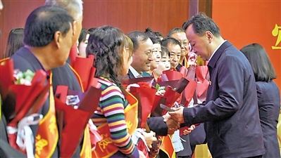     開展“退休不褪色薪火永相傳”干部榮譽(yù)退休儀式。