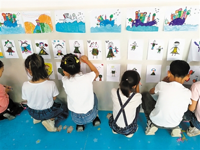 <p>　　移民村孩子拿起畫筆描繪美好生活?！　?　　　　　?。▓D片由受訪者提供）</p>
