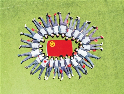 <p>　　吳忠高級中學舉辦“我和團旗合個影”活動。</p>