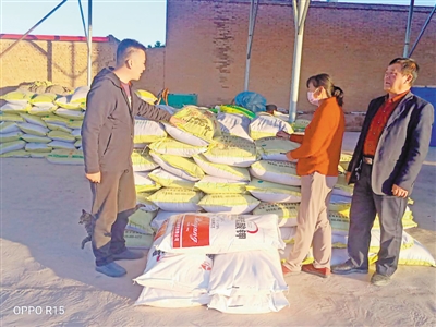 <p>　　楊彥昭（左）為種植戶送化肥。</p>