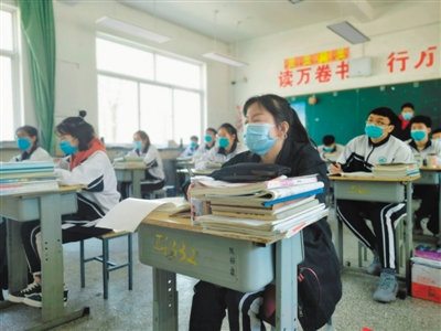 <p>　　五月八日，鹽池縣高級中學高三學生在上課。</p>