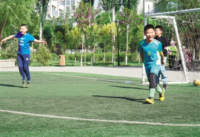 <p>　　5月9日，在銀川市華雁湖畔一個(gè)小足球場(chǎng)，小學(xué)生射門后歡慶勝利。</p>