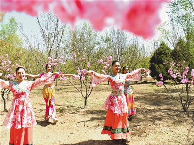 <p>　　“五一”假期，黃河橫城景區(qū)內(nèi)身著傳統(tǒng)服裝的姑娘們起舞迎賓。整個(gè)假期寧夏A級(jí)景區(qū)累計(jì)接待國(guó)內(nèi)游客74.35萬(wàn)人次，旅游企業(yè)復(fù)工復(fù)產(chǎn)有序推進(jìn)，全區(qū)96家A級(jí)以上旅游景區(qū)已開(kāi)放72家，占總數(shù)的75%。	　　　</p>