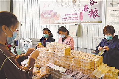 <p>　　鹽池縣“對(duì)了”雜糧食品公司工作人員在分裝小雜糧產(chǎn)品。我區(qū)企業(yè)積極履行好食品安全主體責(zé)任，嚴(yán)把市場(chǎng)準(zhǔn)入關(guān)，保障市場(chǎng)供應(yīng)，暢通追溯渠道，確保老百姓“吃得放心、用得安心”。</p>