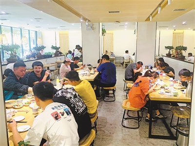 <p>　　吳忠市利通區(qū)一早茶拉面館恢復(fù)往日人氣。利通區(qū)開(kāi)展電商美食節(jié)活動(dòng)，近百家餐飲店參與，為顧客每人發(fā)放50元餐飲電子消費(fèi)券是活動(dòng)最大亮點(diǎn)。</p>