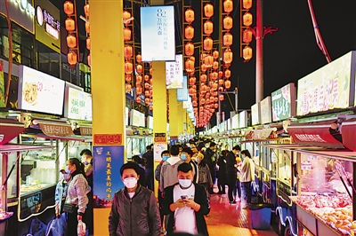 <p>　　充滿煙火氣的銀川市西夏區(qū)懷遠(yuǎn)夜市人氣火爆。銀川市多措并舉，在做好疫情防控的同時(shí)，積極推出夜間餐飲、旅游、文化娛樂(lè)等消費(fèi)活動(dòng)，逐步恢復(fù)“夜經(jīng)濟(jì)”發(fā)展，不斷擴(kuò)大內(nèi)需，提升城市活力?！”景鎴D片均本報(bào)記者　王鼎　攝</p>