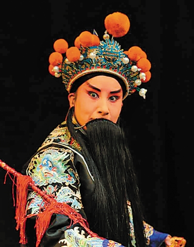 <p>　　屈連英在演出中。</p><p>　?。▓D片由受訪者提供）</p>