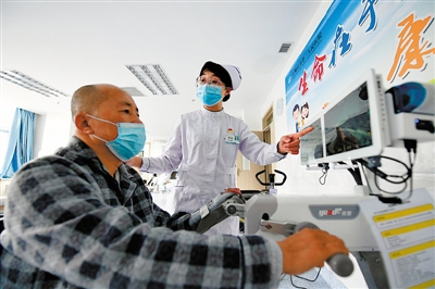 <p>　　①　石嘴山市第二人民醫(yī)院康復醫(yī)學科護士長、第三批寧夏援助湖北醫(yī)療隊隊員劉佳正在指導、幫助病人進行康復訓練。</p>