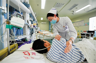 <p>　?、唷∈焐绞械诙嗣襻t(yī)院重癥醫(yī)學科（ICU）護士長、第三批寧夏援助湖北醫(yī)療隊隊員吳麗正在為久臥病床的病人拍打后背。</p>