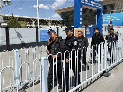 鹽池縣人民法院執(zhí)行干警聯合銀川站派出所民警火速布控，將藏匿的被執(zhí)行人魏某截獲并采取司法拘留措施。  受訪單位供圖