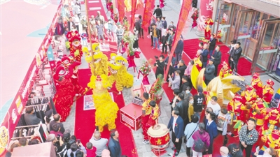 <p>　　10月1日，“雙節(jié)”來(lái)臨，銀川到處洋溢著喜慶的氣氛。一大早，興慶區(qū)鼓樓步行街就熱鬧非凡。一支從賀蘭縣趕來(lái)的舞獅隊(duì)的精彩表演，將歡樂(lè)的氣氛推向高潮。</p><p>　　本報(bào)記者　錢建忠　攝　</p>