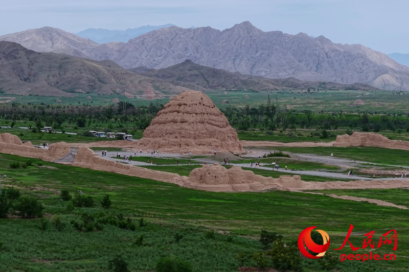 游客在西夏陵景區(qū)參觀。人民網(wǎng)記者 梁宏鑫攝