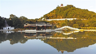 <p>　　　　臥龍山公園一景。</p>