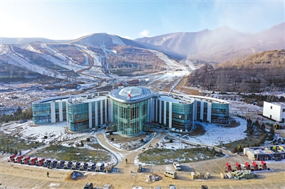 <p>　　2　寧夏婭豪國(guó)際滑雪場(chǎng)</p><br/><p>　　寧夏婭豪國(guó)際滑雪場(chǎng)項(xiàng)目位于興盛鄉(xiāng)新旗村，是涇源縣通過(guò)招商引資引進(jìn)遼寧沈陽(yáng)婭豪滑雪產(chǎn)業(yè)集團(tuán)投資建設(shè)的全域旅游發(fā)展重點(diǎn)建設(shè)項(xiàng)目滑雪場(chǎng)每年可接待游客35萬(wàn)人次，可提供周邊群眾就業(yè)崗位400多個(gè)，進(jìn)一步延長(zhǎng)旅游服務(wù)產(chǎn)業(yè)鏈，豐富四季旅游業(yè)態(tài)，拓寬群眾增收渠道。</p>