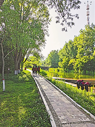 <p>　　4　20公里旅游服務(wù)帶建設(shè)</p><br/><p>　　20公里旅游服務(wù)帶是涇源縣全域旅游重點(diǎn)建設(shè)項(xiàng)目。主要圍繞主道路及慢行道、綠化美化、景觀水系、旅游基礎(chǔ)設(shè)施、鄉(xiāng)村旅游五大部分進(jìn)行提升改造。</p>