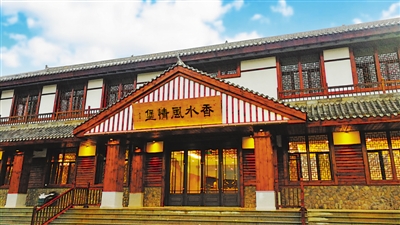 <p>　　5　香水風(fēng)情堡</p><br/><p>　　涇源縣重點(diǎn)打造的特色村寨和精品民宿，也是涇華路20公里旅游服務(wù)帶上的一顆璀璨明珠。由樹(shù)木環(huán)繞花景和大田花海組成，成為集旅游觀光、休閑避暑、旅游扶貧于一體的鄉(xiāng)村旅游示范點(diǎn)。</p>