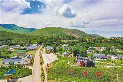 <p>　　6　楊嶺村田園綜合體</p><br/><p>　　圍繞以“生態(tài)稟賦為基礎(chǔ)、特色產(chǎn)業(yè)為依托，民宿開(kāi)發(fā)為支撐、脫貧記憶為靈魂”的開(kāi)發(fā)思路，以“絲路古道、紅色驛站、田園鄉(xiāng)愁、脫貧記憶”為旅游開(kāi)發(fā)品牌，精心設(shè)計(jì)發(fā)展規(guī)劃，打造“南有陜西袁家村，北有寧夏楊嶺村”社會(huì)知名度和區(qū)域影響力，實(shí)現(xiàn)文化旅游融合發(fā)展。</p><br/><p>　?。ū景嫖膱D均涇源縣文化旅游廣電局提供）</p>