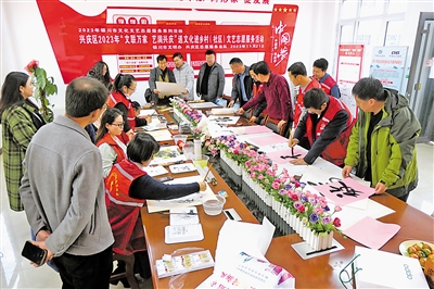 11月21日，文藝文化志愿者們揮筆寫字、潑墨作畫，為促進鄉(xiāng)村文化繁榮助力。當天，銀川市興慶區(qū)文聯(lián)組織部分文藝文化志愿者，走進掌政鎮(zhèn)茂盛村，開展送文化進鄉(xiāng)村志愿服務(wù)活動。本報通訊員 邵軒 攝