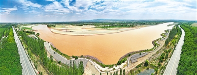 黃色——寧夏作為全國(guó)唯一一個(gè)全境屬于黃河流域的省份，把保障黃河長(zhǎng)治久安作為重中之重，實(shí)施河道和灘區(qū)綜合治理工程，推進(jìn)水資源節(jié)約集約利用，統(tǒng)籌推進(jìn)生態(tài)保護(hù)修復(fù)和環(huán)境治理，努力建設(shè)黃河流域生態(tài)保護(hù)和高質(zhì)量發(fā)展先行區(qū)。 本報(bào)記者 王猛 攝