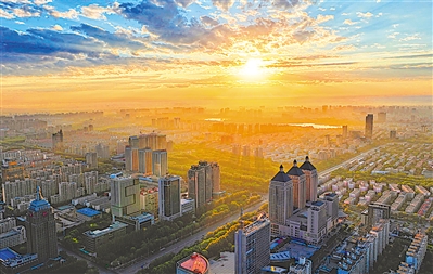     橙色——一縷陽(yáng)光叫醒銀川。寧夏持續(xù)打好藍(lán)天保衛(wèi)戰(zhàn)，重點(diǎn)開展了重污染天氣消除、臭氧污染防治和柴油貨車污染治理三大攻堅(jiān)戰(zhàn)，推動(dòng)全區(qū)空氣質(zhì)量持續(xù)改善。本報(bào)記者 王猛 攝