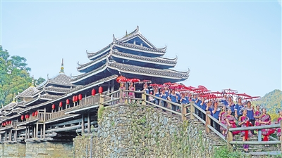     8月26日，三江侗族自治縣程陽(yáng)八寨景區(qū)。程陽(yáng)八寨位于三江侗族自治縣林溪鎮(zhèn)，立足中國(guó)侗族原生態(tài)旅游資源，通過(guò)旅游銷售油茶、茶葉、侗族工藝品等提高群眾收入。