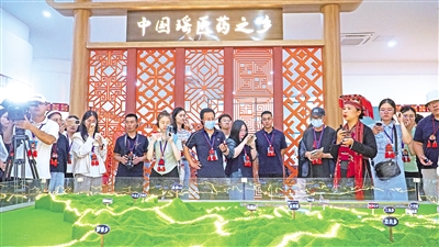     8月24日，記者一行走進(jìn)“中國(guó)瑤醫(yī)藥之鄉(xiāng)”廣西來(lái)賓市金秀瑤族自治縣。