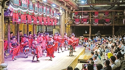     8月27日，在廣西桂林市龍勝各族自治縣龍脊鎮(zhèn)黃洛瑤寨，紅瑤姑娘表演曬紅衣，紅瑤梳長(zhǎng)發(fā)等特色活動(dòng)。黃洛瑤寨共有83戶，348人，獲評(píng)“首批中國(guó)少數(shù)民族特色村寨”。