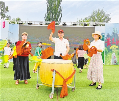 黃土地文化藝術團演出現(xiàn)場。